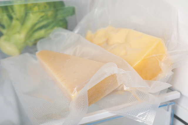 O jeito certo de guardar queijo na geladeira para ele não ressecar, mofar ou perder sabor rápido demais