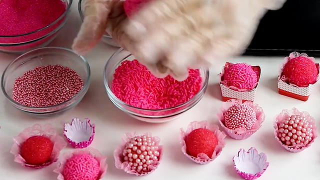 Brigadeiro de morango gourmet para entrar no clima do Outubro Rosa de um jeitinho muito delicioso