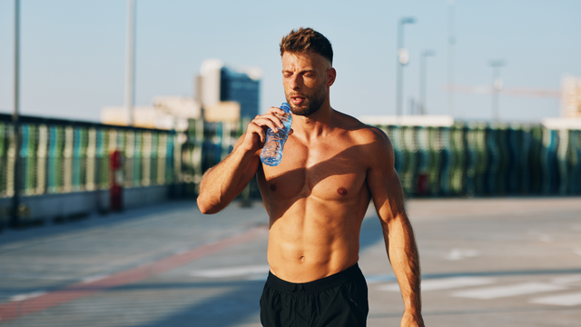 Chega de água quente na hora de malhar! Esta garrafa mantém sua bebida gelada, tem um design incrível e moderno e é super prática de carregar