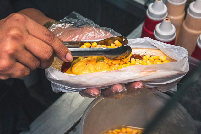 O Cachorro-Quente do Oliveira tem todos os acompanhamentos típicos que o lanche tem no Rio de Janeiro (Créditos: Instagram Cachorro-Quente do Oliveira)