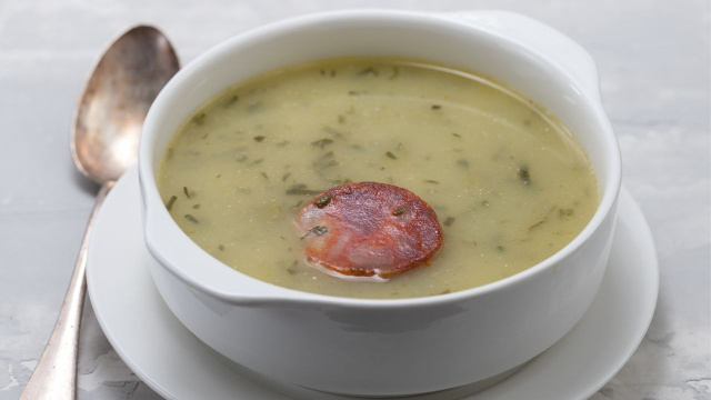 Se você gostou do caldo verde tradicional e do de aipim, espere até conhecer esse caldo verde com couve (Créditos: Shutterstock)