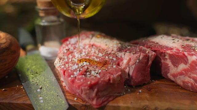 Misturar sal na carne antes de cozinhar faz diferença: como a química dos alimentos impacta sabor e textura