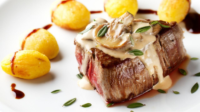 Pedaço de bife ao molho de maionese com manjericão servido com batatas (Créditos: TudoGostoso)