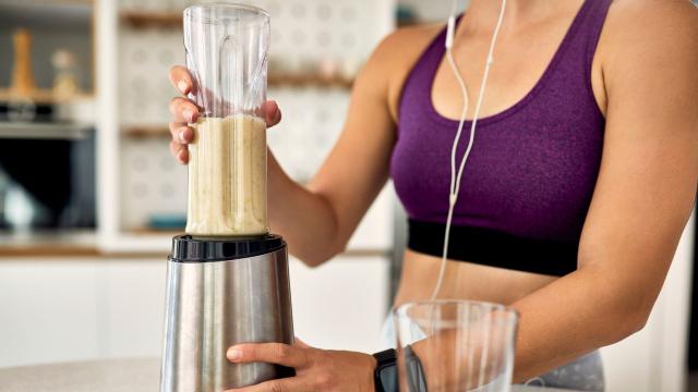 Tomo essa vitamina saudável de apenas 2 ingredientes pela manhã para começar o dia bem: melhora a digestão e fornece energia