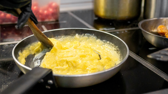 Ovo mexido sem graça ficou no passado depois que aprendi o segredo de 1 ingrediente da minha vizinha: agora os ovos ficam impressionantemente saborosos