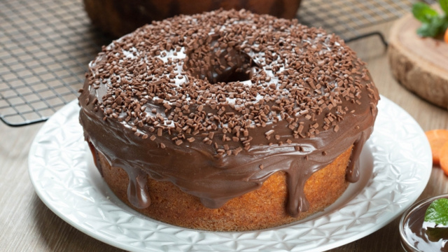 Receita fácil de bolo fofinho de cenoura com deliciosa calda de brigadeiro que acaba em segundos quando faço aqui em casa