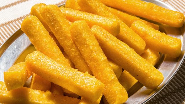 Como fazer palitinho de polenta igual a dos restaurantes? Faça assim para eles ficarem crocantes por fora e macios por dentro