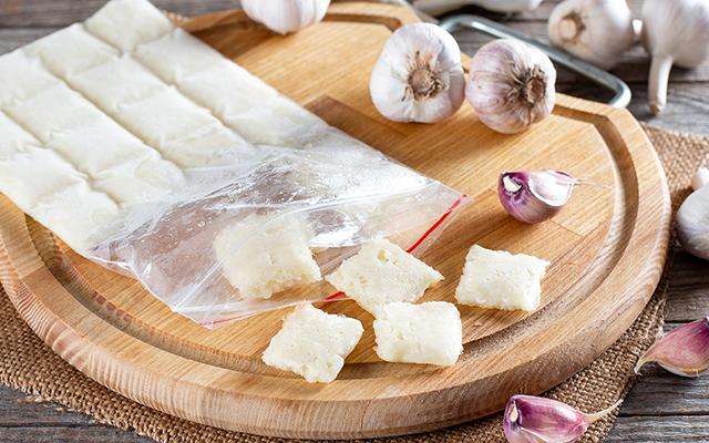 Nem óleo, nem sal: 4 formas de congelar alho para você ganhar tempo na hora de cozinhar