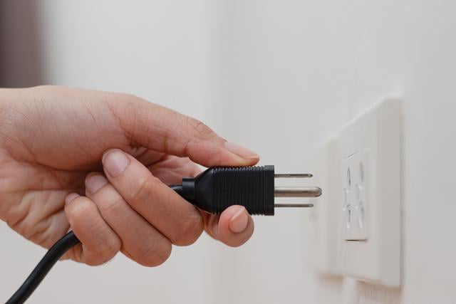 5 aparelhos que você precisa desconectar da tomada toda vez que sair de casa