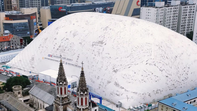 Nem barulho, nem poeira: brasileira mostra obra dentro de bolha na China e motivo surpreende seguidores