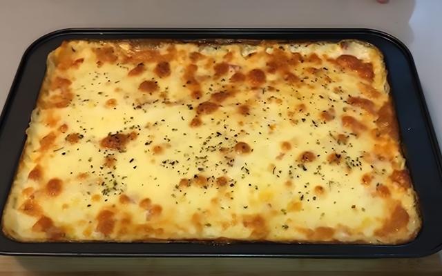 Macarrão de forno pro domingão que aprendi com uma dona de restaurante: com um creme branco delicioso, receita é fácil e econômica