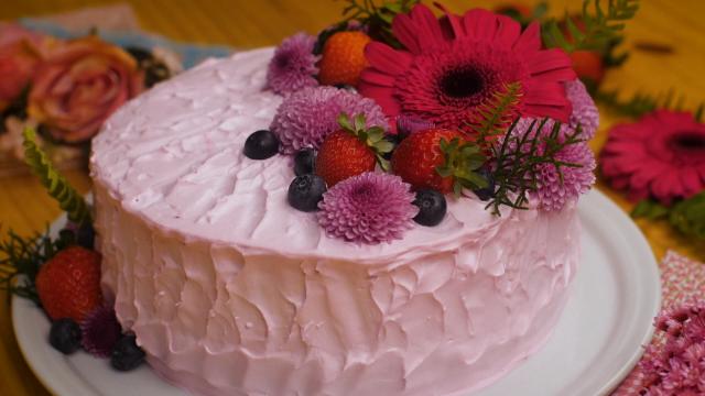 Bolo de Dia das Mães com recheio de morango e decoração floral (Créditos: TudoGostoso)