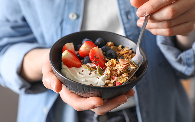 Eu como o mesmo café da manhã rico em proteína e fibras todos os dias: fica pronto em 2 minutos e não enjoa