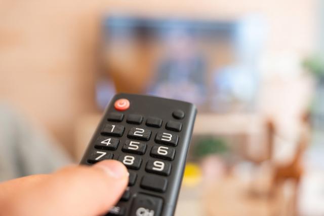 Perde o controle remoto da TV toda hora? Pouca gente sabe esse truque para encontrá-lo em segundos