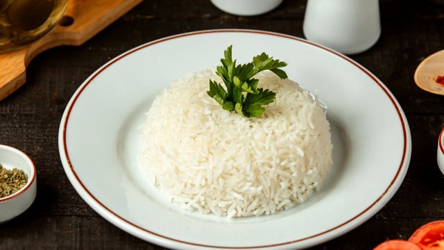 O uso desses ingredientes vai dar um gosto diferente para o arroz, deixando-o muito mais aromático (Créditos: Magnific)