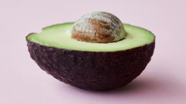 Não jogue fora a casca do abacate: a casca é ouro verde para você e para sua casa também