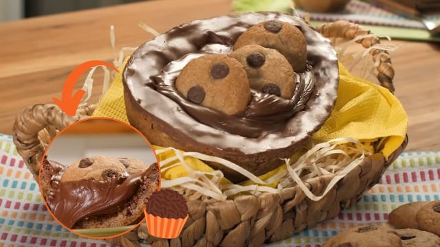 Ovo de Páscoa de cookie com brigadeiro tem casca crocante e recheio cremoso e você vai querer mergulhar nessa doçura