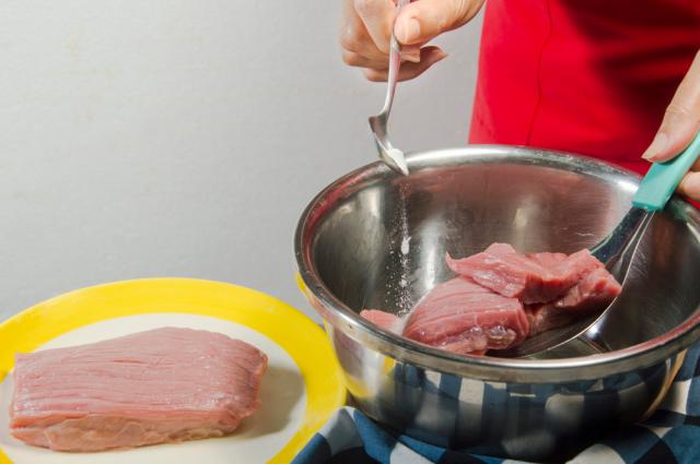 Bicarbonato de sódio ajuda amaciar a carne? Saiba como deixar seus bifes suculentos com dica simples e econômica