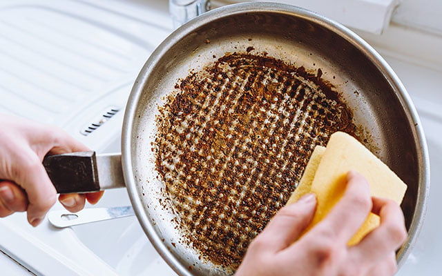 O método secreto da vovó: esta pasta barata limpa panelas queimadas sem precisar esfregar