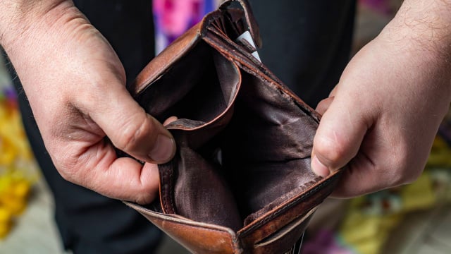 Mais importante do que o ritual, manter a vida financeira organizada é essencial para ter prosperidade na vida (Créditos: Shutterstock)