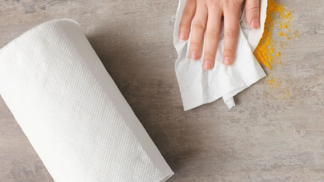 O papel toalha é prático, mas também é uma despesa desnecessária: quando vale usá-lo e o que o substitui na cozinha