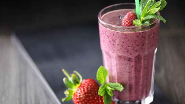 Essa vitamina deliciosa tem uma coloração muito bonita (Créditos: Shutterstock)