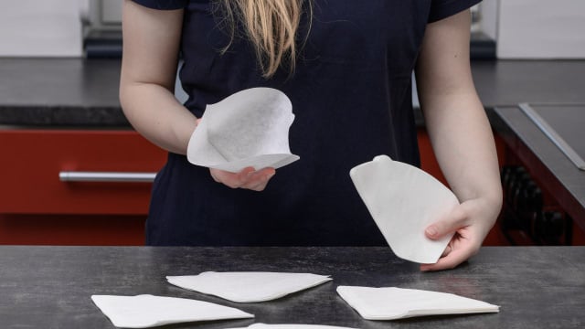 Para um resultado ainda melhor, o ideal é escaldar o papel antes de colocar o café moído dentro (Créditos: Shutterstock)