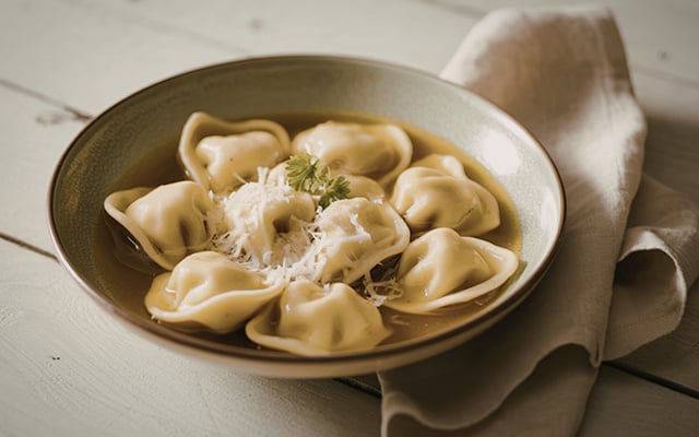 Nem sopa de legumes, nem caldo verde: minha família italiana sempre faz Capeletti in Brodo, receita clássica, quentinha e fácil de preparar