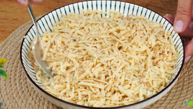 Mistura de queijo muçarela com farinha de rosca para o gratinado. (créditos: Reprodução/ Youtube Frische Rezepte) 