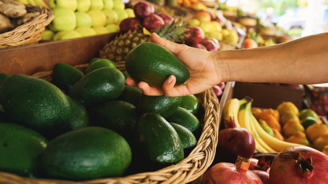 Como escolher abacate maduro sem tocar na fruta: nunca mais errei o ponto depois que descobri esse truque