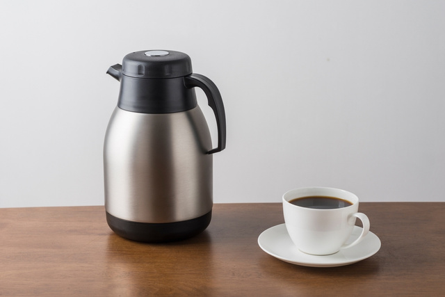 Essa garrafa térmica mantém café quente por horas e já conquistou mais de 15 mil avaliações