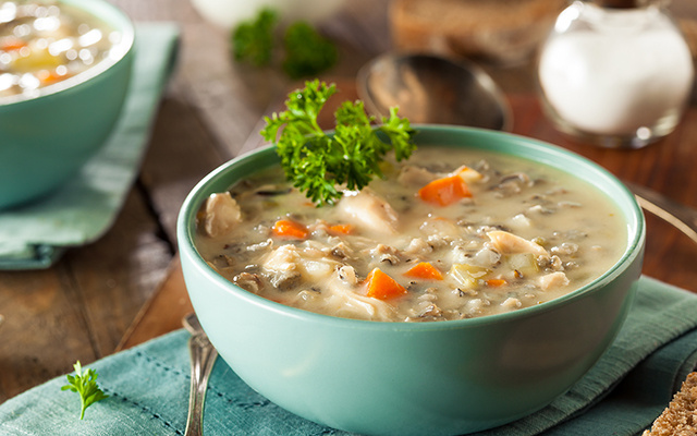 Esfriou e já corri fazer esse creme de galinha cremoso que rende muito e meu filho sempre pede mais