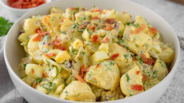 Nem Odete Roitman resiste a essa salada de maionese de lambuzar os beiços!