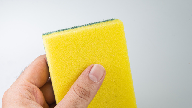 Para que serve colocar uma esponja na geladeira? Truque simples vai virar seu aliado na cozinha