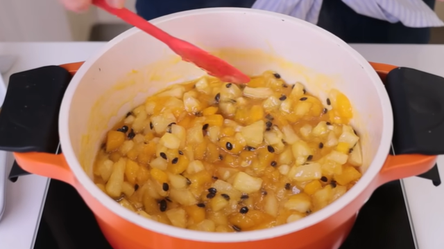 Geleia de frutas amarelas, com manga, abacaxi e maracujá. (créditos: Reprodução Youtube Letícia Solcia)