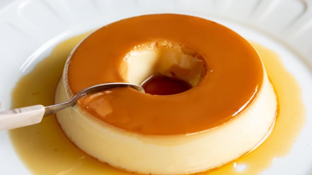 Pudim de padaria do TudoGostoso não leva leite condensado, mas fica igual a versão original (e ainda é tamanho família!)