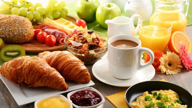 Sou nutricionista e garanto: você deve tomar o café da manhã antes desse horário se quiser ter um coração mais saudável