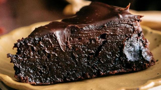Bolo mole de chocolate SEM FARINHA DE TRIGO e com apenas 4 ingredientes: receita muito fácil, já fiz várias vezes