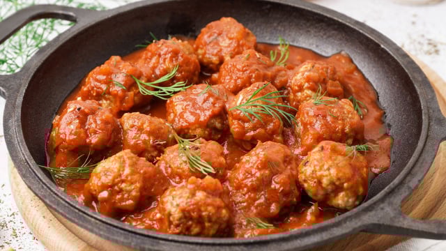 Não coloco pão, nem leite nas almôndegas: esses dois ingredientes as deixam muito mais suculentas e saborosas