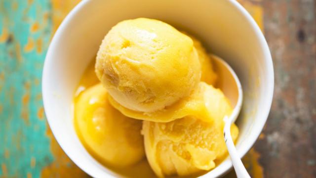 Esse sorvete de manga com apenas 2 ingredientes viralizou nas redes sociais e você precisa fazer na sua casa neste verão