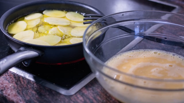 Experimente essa dica quando fizer tortilla espanhola em casa e veja a diferença no resultado (Créditos: Shutterstock)