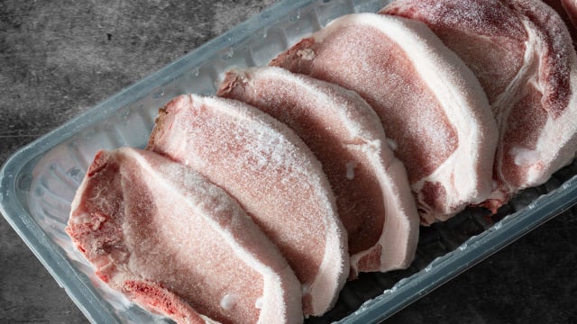 Ministério da Saúde adverte: “O jeito que você descongela a carne pode colocar sua saúde em risco”