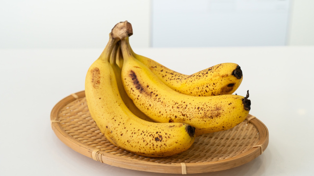 Suas bananas ficarão amarelas e frescas por 16 dias com este truque inovador de armazenamento que qualquer pessoa pode usar