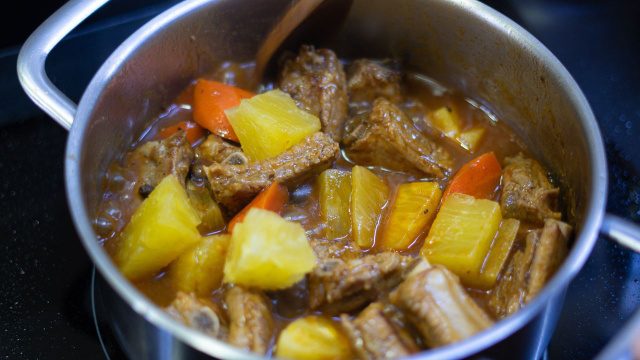 O cozimento lento é o grande segredo para que a carne da costelinha fique soltando do osso (Créditos: Shutterstock)