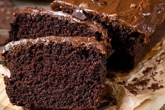 Técnica de confeiteira: esse ingrediente gratuito vai deixar o bolo de chocolate fofinho