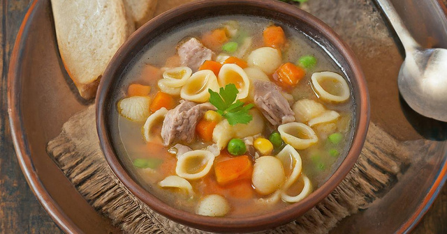 Essa sopa de macarrão é a janta favorita da minha família no inverno: quentinha, reconfortante e deliciosa!