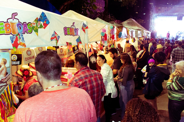 Barracas de comidas típicas de São João são atrações em festas julinas. (Crédito: Gabriela Matos/ Arraiá da Aldeia)