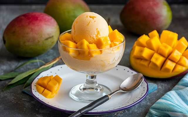 Chega de frutas vermelhas: esse sorvete de frutas amarelas entrou na minha dieta esse ano (cremoso e fácil)