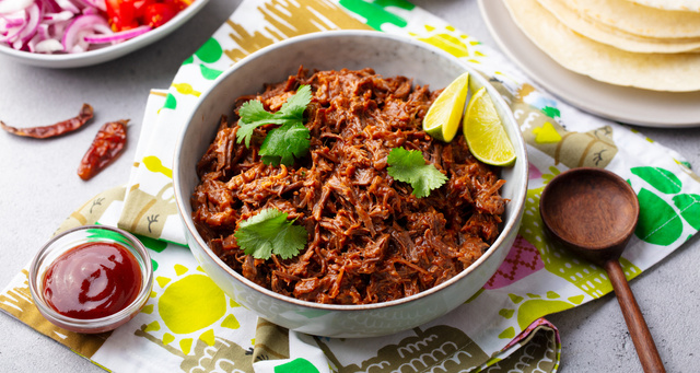 Carne desfiada cremosa é a minha receita de proteína favorita: faço lanches ou coloco na marmita para comer no trabalho, é muito versátil!