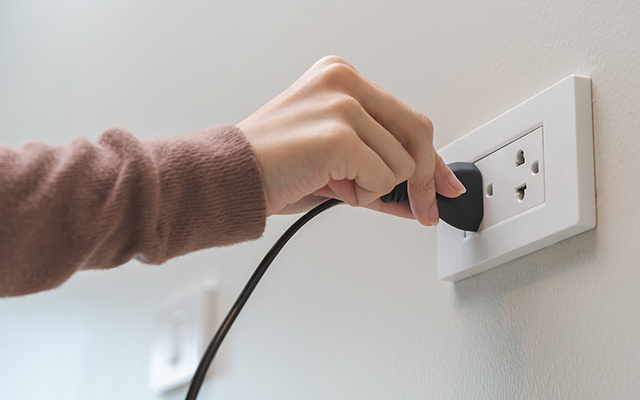 O erro mais comum com tomadas que aumenta o risco de incêndio e quase todo mundo comete em casa